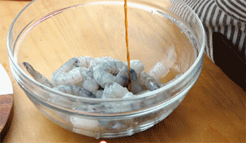 【脆皮黄金炸虾球】腌制虾仁