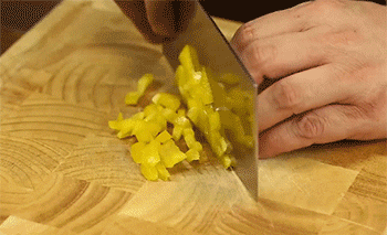 【酿鱿鱼筒】黄椒切丁