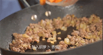【博洛尼亚肉酱面】倒入胡萝卜丁和香菇丁