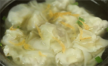 【南京小馄饨】加入青蒜叶和虾皮