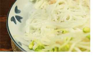 【鸡丝酸辣米线】蔬菜装盘
