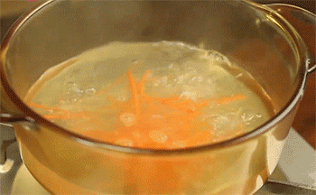【鸡丝酸辣米线】胡萝卜焯水