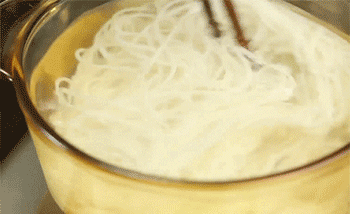 【酸辣米线】煮米粉