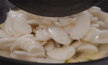 【荠菜冬笋炒年糕】放年糕焖煮