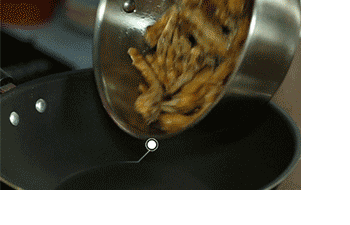 【紫金凤爪】鸡爪入锅