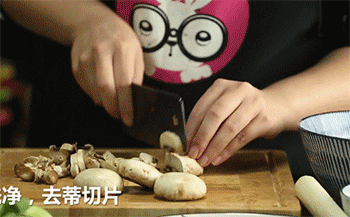 【番茄鸡蛋疙瘩汤】口蘑切片