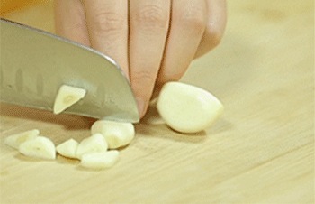 【鲜橙烤鸡腿】蒜切丁