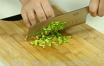 【蛋饼】青椒切丁