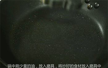 【蛋饼】放入蔬菜