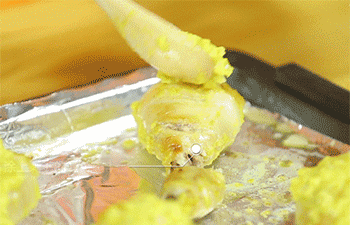 【鲜橙烤鸡腿】取出淋柠檬腌料