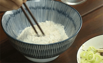 【番茄鸡蛋疙瘩汤】面粉搅开