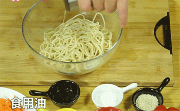 【麻酱素凉面】面晾干
