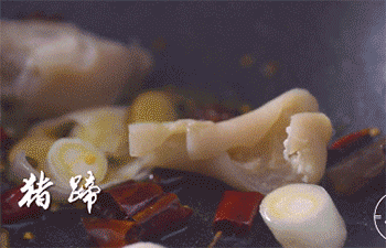 【橙香猪蹄】放入猪蹄