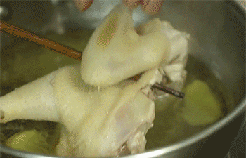 【凉拌手撕鸡】捞出鸡肉