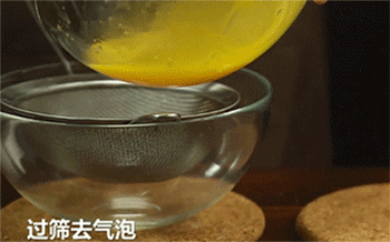 【传统蛋饺】鸡蛋过筛