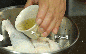 【凉拌手撕鸡】腌制鸡肉