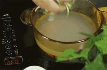 【麻酱素凉面】煮豆芽