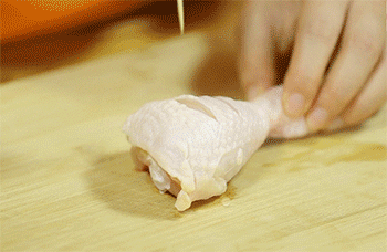 【鲜橙烤鸡腿】鸡腿扎孔