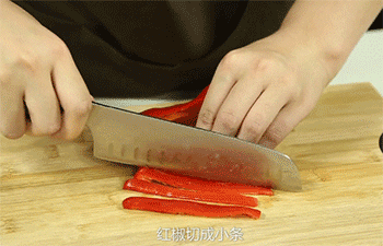【豆腐焖豆角】红椒切条
