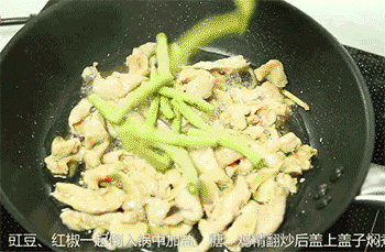 【豆腐焖豆角】加入豇豆，红椒