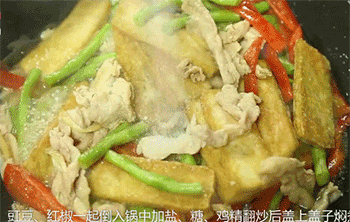 【豆腐焖豆角】调味，翻炒