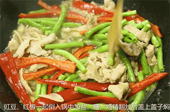 【豆腐焖豆角】加入豆腐