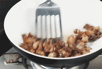 【重庆辣子鸡】翻炒