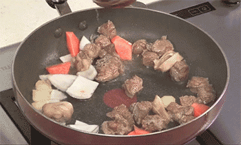 【番茄牛腩】倒入西红柿