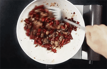 【重庆辣子鸡】翻炒