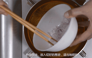 【卤肉饭】放入葱碎