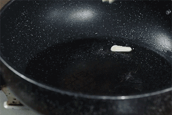 【小黄鱼豆腐汤】爆香