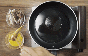 【小黄鱼豆腐汤】煎