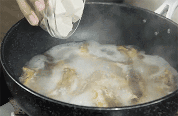 【小黄鱼豆腐汤】放入豆腐