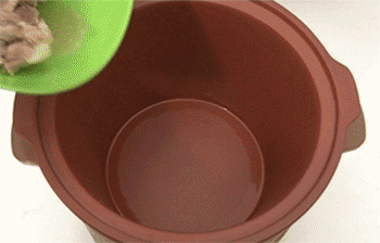 【茶树菇老鸭汤】鸭块，茶树菇入锅