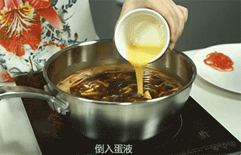 【酸辣汤】倒入蛋液