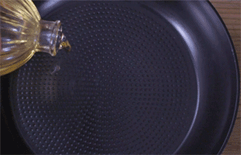 【萝卜炖牛肉】倒油