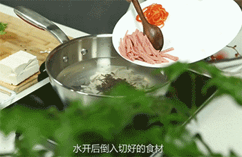 【酸辣汤】倒入食材