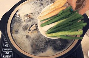 【乌鸡汤】放入葱段