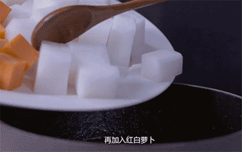 【萝卜炖牛肉】加入萝卜