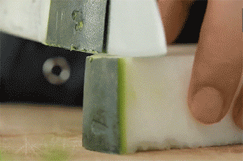 【冬瓜炖排骨】切冬瓜