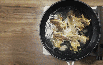 【小黄鱼豆腐汤】煮