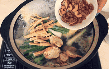 【乌鸡汤】放入香菇