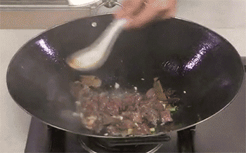 【土豆烧牛肉】淋入料酒