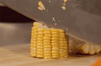 【玉米炖排骨】切玉米
