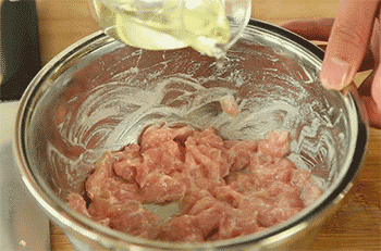 【蘑菇炒肉】加色拉油