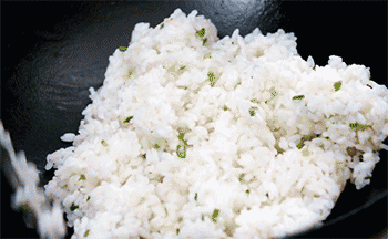 【酱油炒饭】倒入酱油