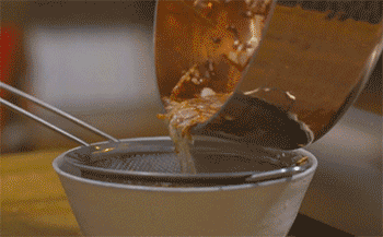 【卤肉饭】起锅，过滤