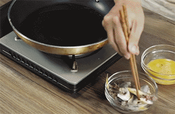 【小黄鱼豆腐汤】裹蛋液