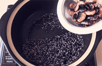 【养生粥】黑芸豆倒入砂锅