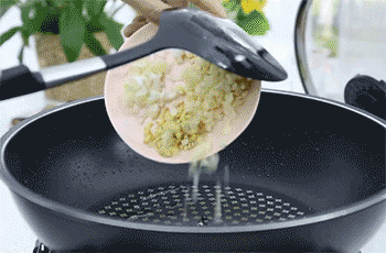 【肉末茄子】放入姜蒜